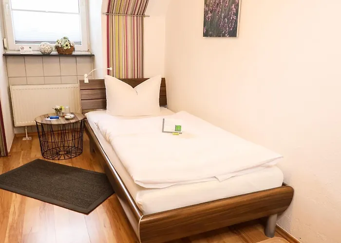 Gaestehaus Zur Linde بيت ضيافة